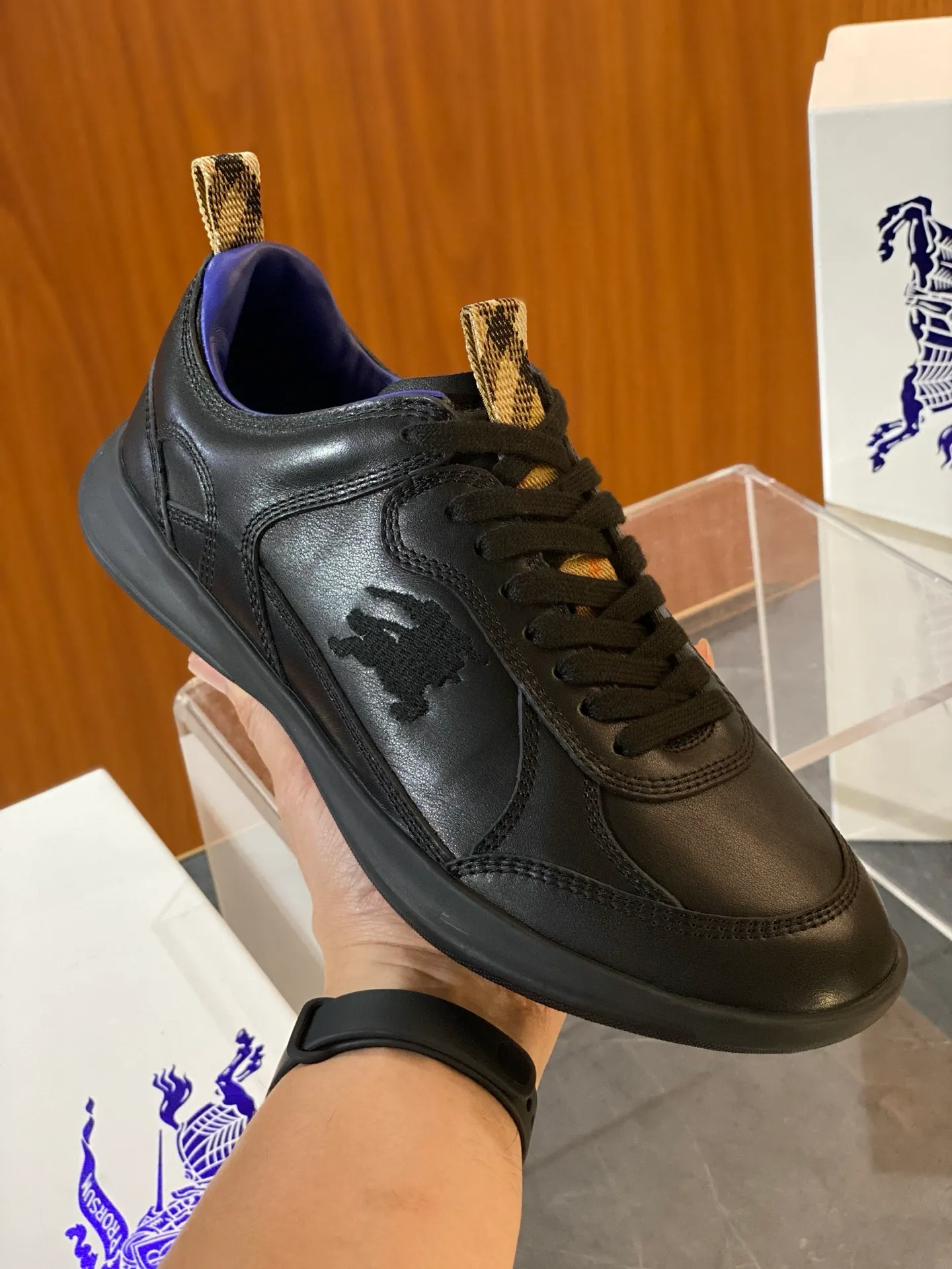 Men's men's shoes💰p420 "Burber＊" SU25 new MATRIX retro sneakers in calfskin. The main style of the summer fashion show is retro and casual, lightweight and comfortable. Burberry made its debut at the brand's 2025 summer fashion show. Made of refined Italian leather with tonal topstitching details, it's inspired by sporty design. Paired with lightweight soles and Burberry check sneakers, they are embellished with embroidery of the brand's Equestrian Knight logo (EKD). - Lace-up design - EKD embroidery on the side - EKD embroidery on the sole Size 38-44